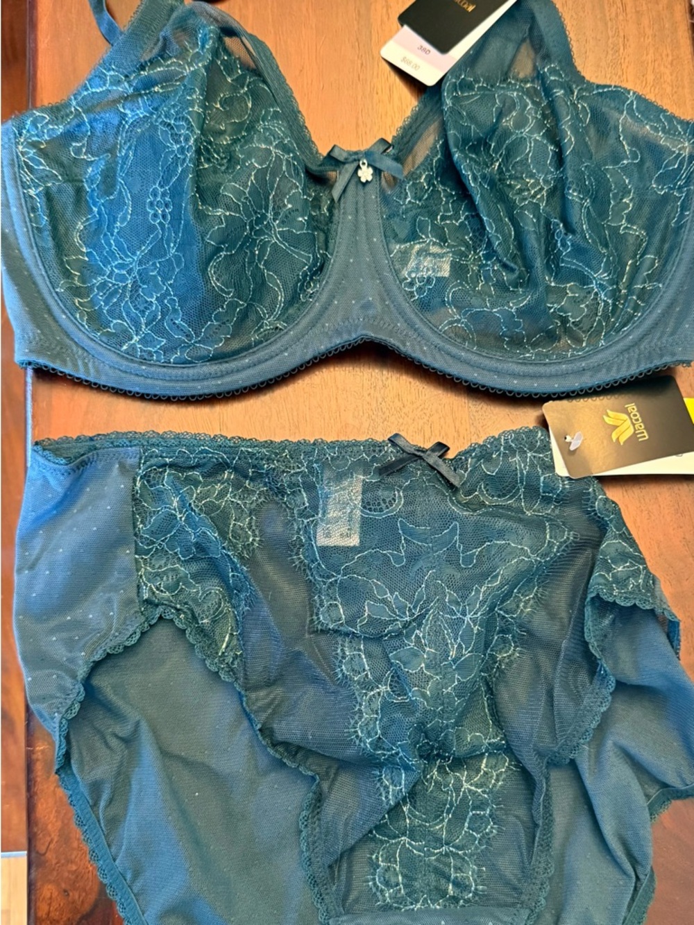 WACOAL. NEW with Tags! Underwire Bra & Bikini Set in green.